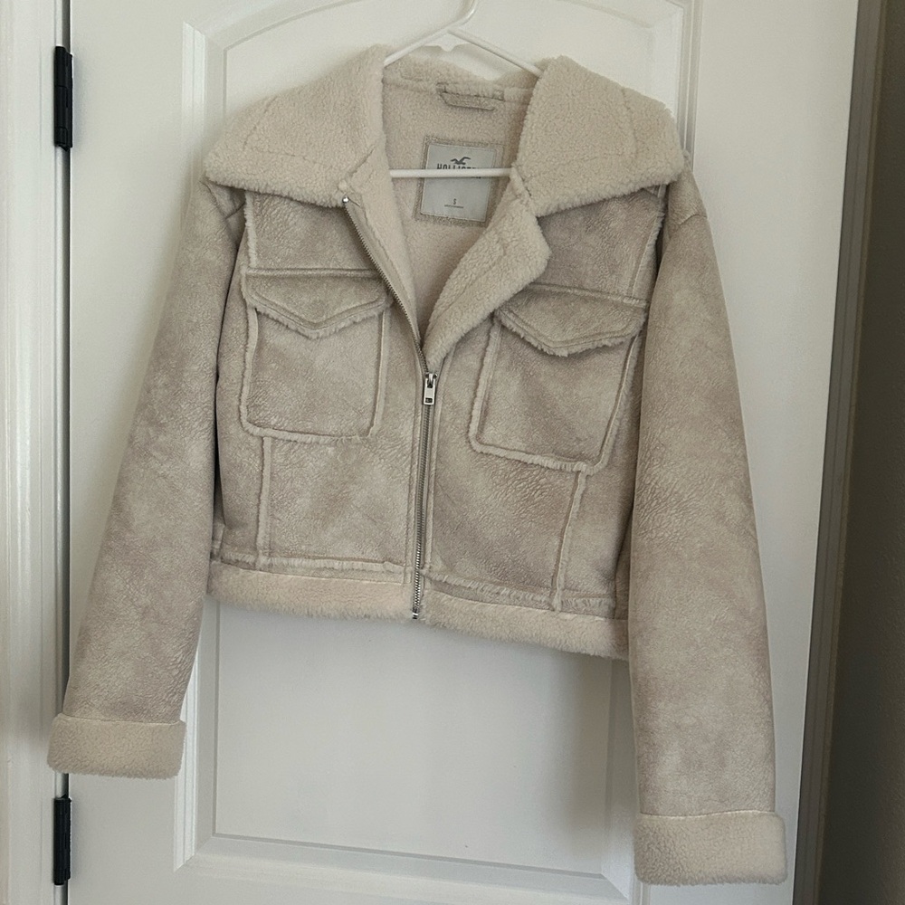 Hollister Women's Cream Cropped Jacket